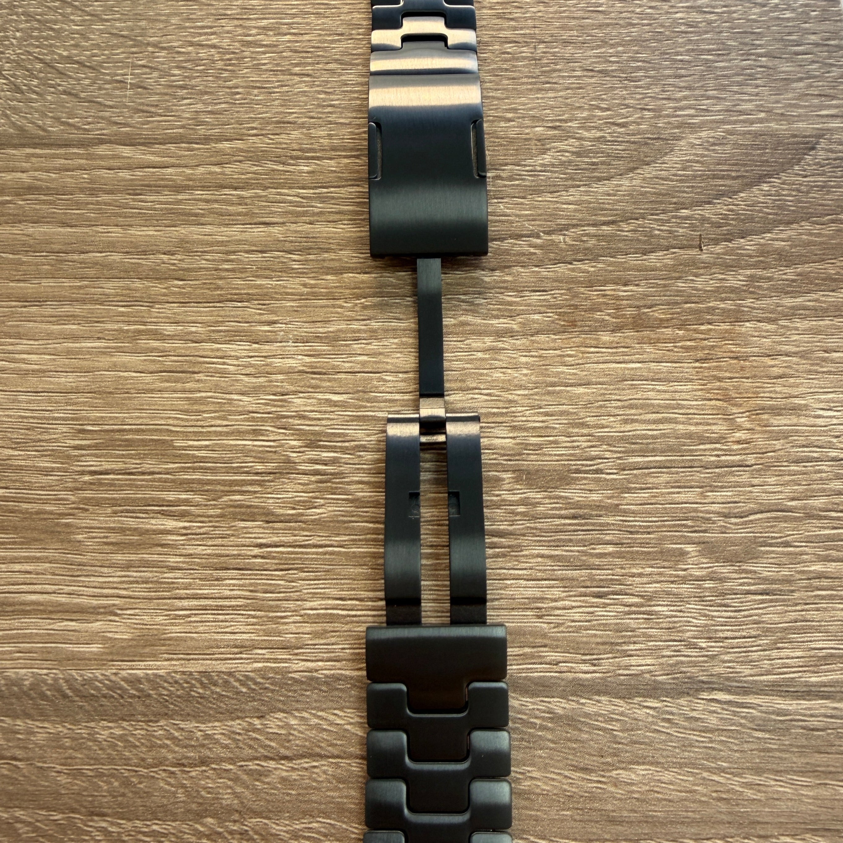 HOCO WA40 stainless steel Apple Watch strap in Black and Natural Titanium – PhoneHub Lebanon