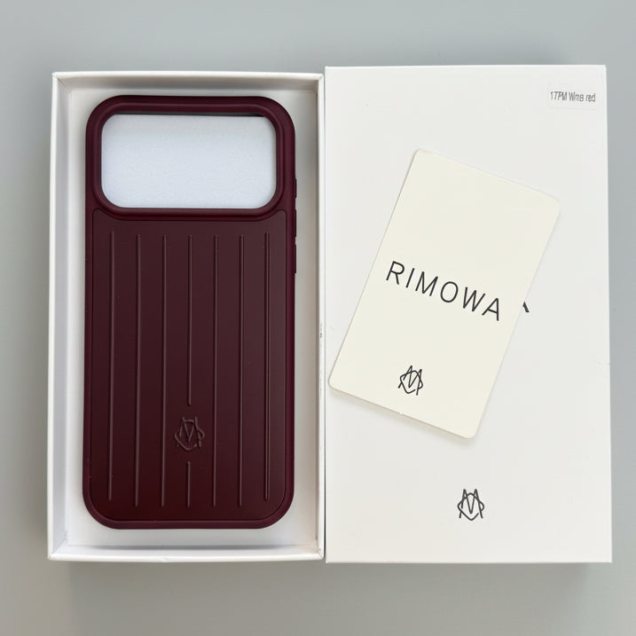 Rimowa-style aluminium case - ridged texture close-up