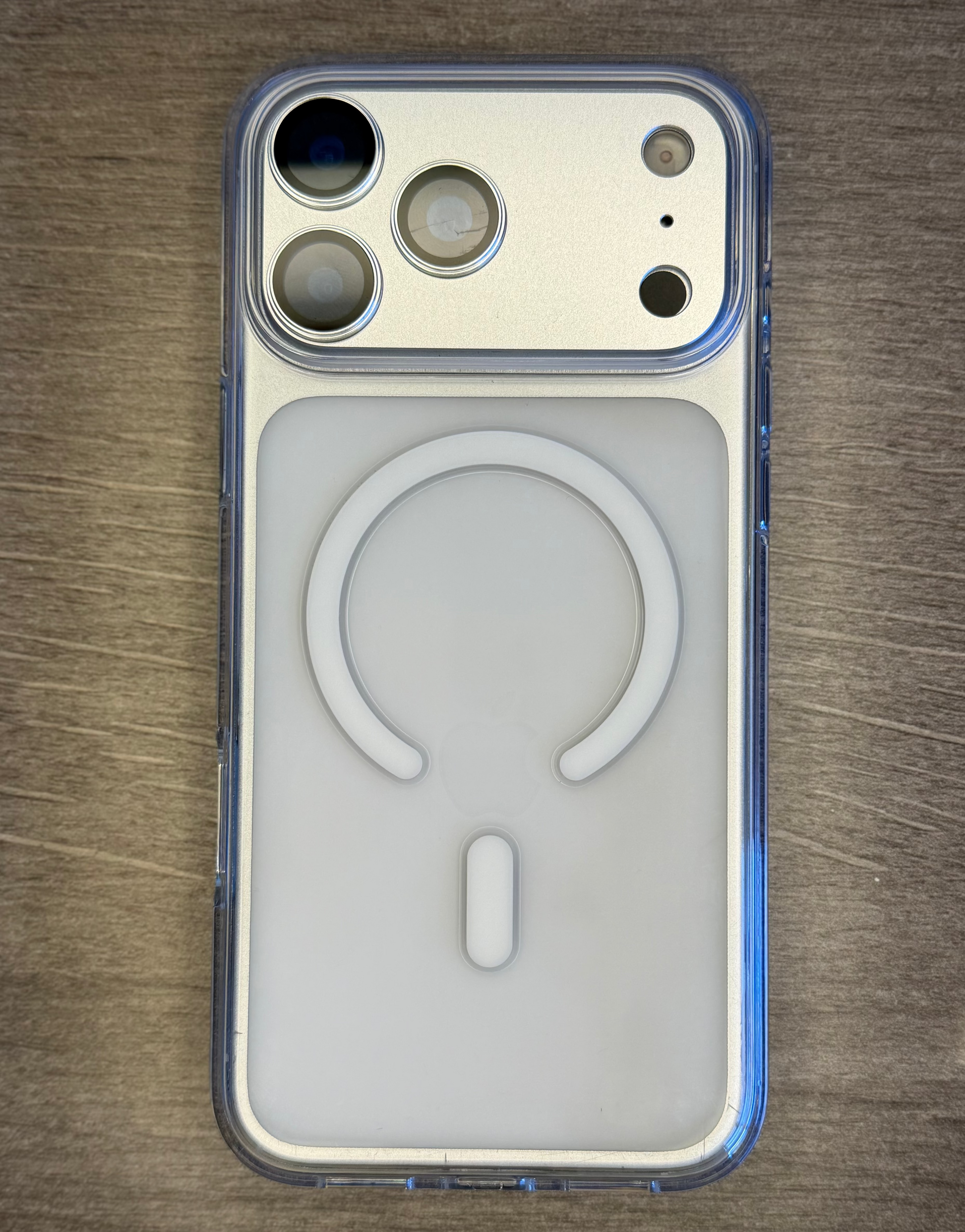 PULOKA MagSafe case aluminum button detail