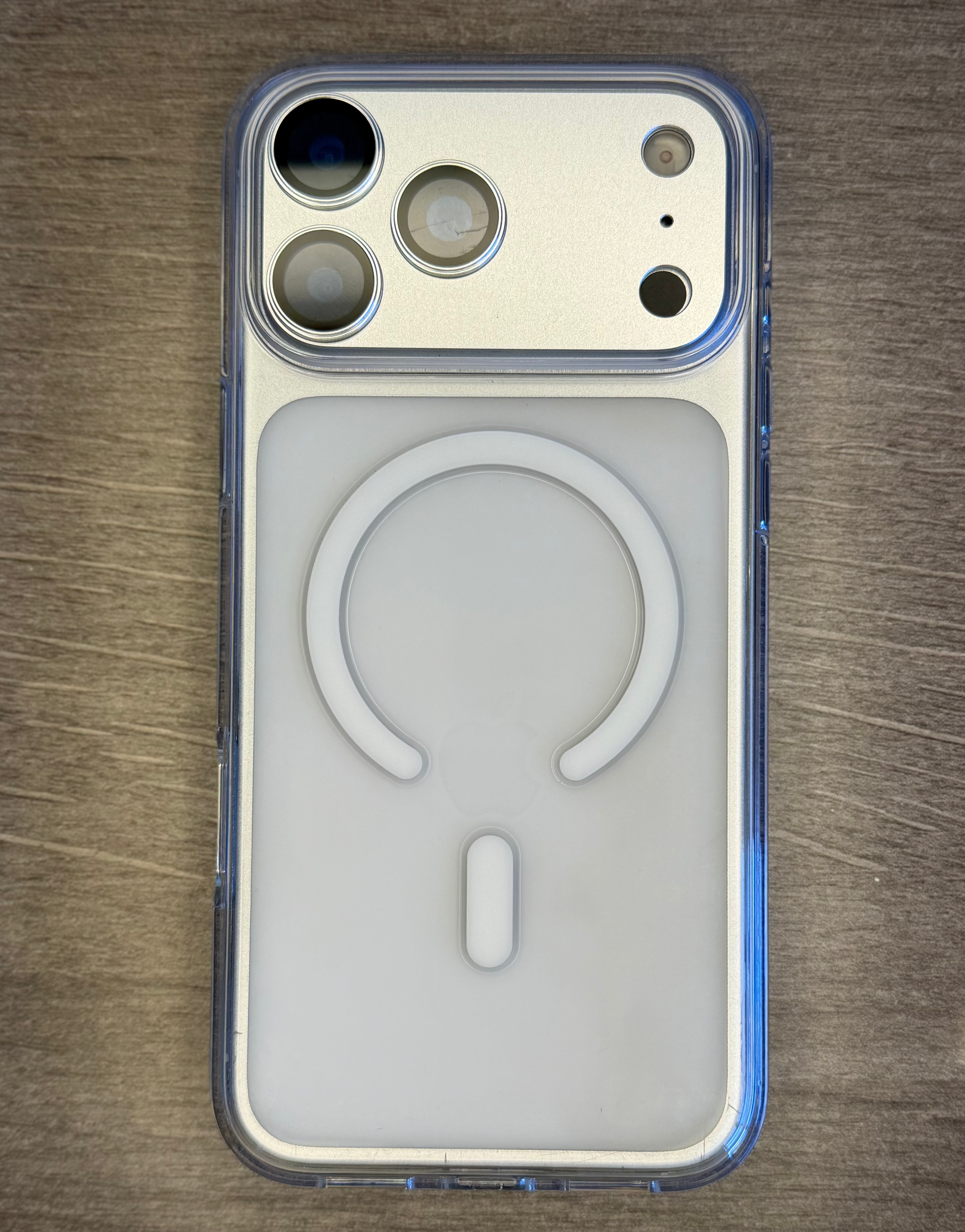 PULOKA MagSafe case aluminum button detail