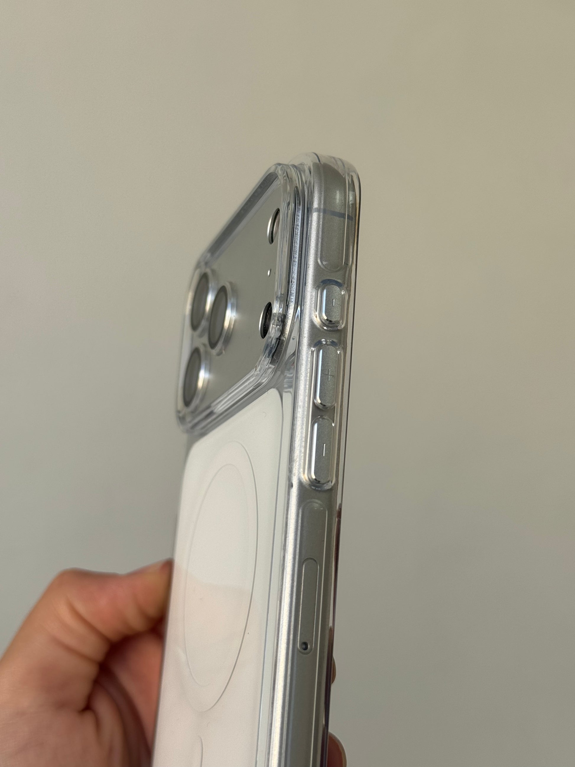 White Frosted MagSafe Case iPhone 17 Pro – Side Buttons and Camera Cutout